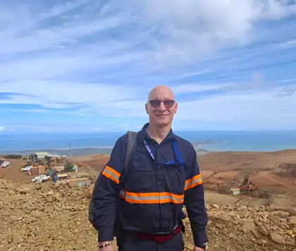 Portrait de Daniel Marini, président de la société Nickel Mining Company, en tenue de sécurité sur un site minier de Nouvelle-Calédonie.